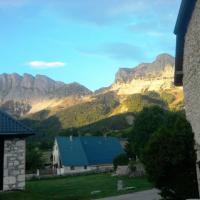 Un coucher de soleil sur le Grand Veymont depuis le gîte 